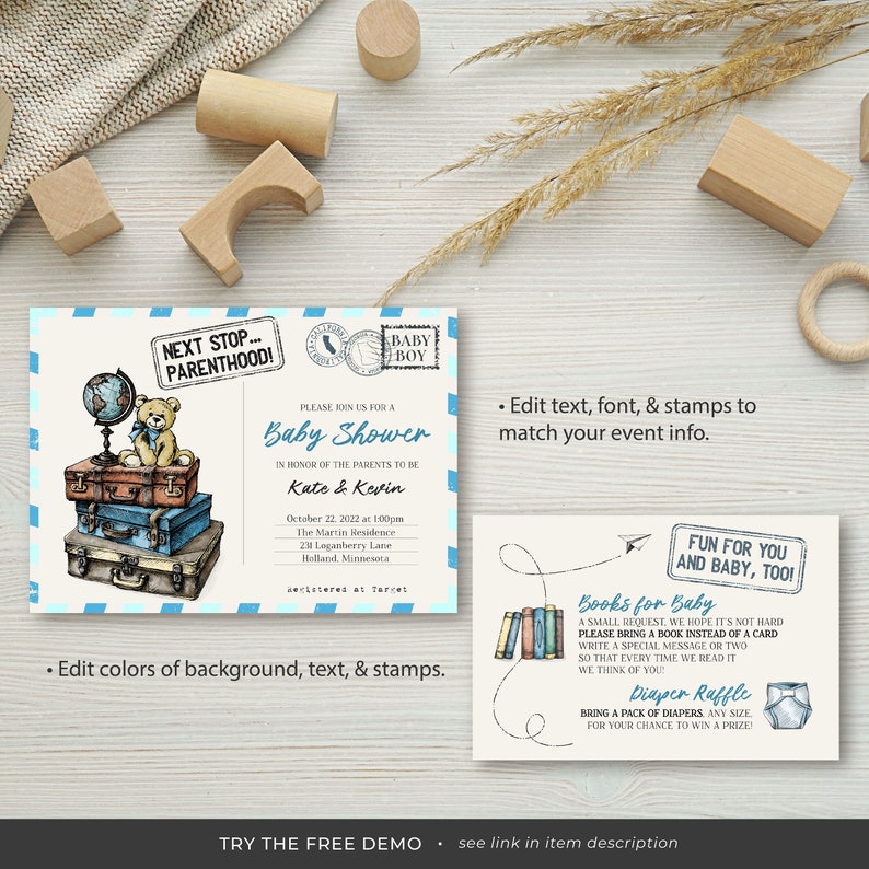 Peut inclure: Une invitation de f&ecirc;te pr&eacute;natale bleue et blanche avec un ours en peluche assis sur des valises. L'invitation indique "Prochaine &eacute;tape...Parenthood!" et "Veuillez vous joindre &agrave; nous pour une f&ecirc;te pr&eacute;natale en l'honneur des futurs parents Kate & Kevin".