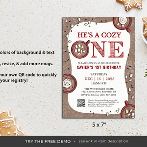 K&ouml;nnte beinhalten: Eine braune Einladung mit einem roten und wei&szlig;en Titel "He's a Cozy One". Die Einladung ist f&uuml;r eine erste Geburtstagsfeier und enth&auml;lt Datum, Uhrzeit und Ort. Die Einladung enth&auml;lt auch einen QR-Code und eine Grafik einer Tasse hei&szlig;er Schokolade mit Marshmallows.