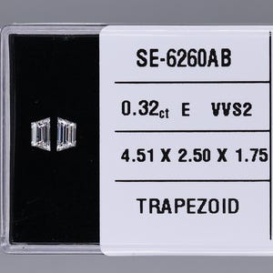 Par de diamantes trapezoidales de 0,32 ct, color E, claridad VVS2 / Piedras laterales de talla escalonada natural