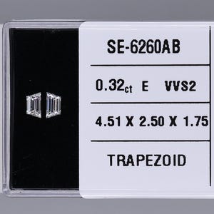Par de diamantes trapezoidales de 0,32 ct, color E, claridad VVS2 / Piedras laterales de talla escalonada natural