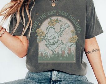 Cottagecore Frog & Toad Graphic Tee: Vintage Inspired Comfort Colors Shirt