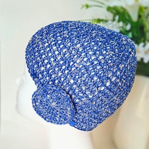 Blaue Häkelmütze im ABBA-Stil mit silbernen Pailletten
