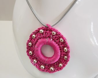 Cerise roze en zilveren gehaakte hanger ketting met kralen, Boho chic Cerise en zilveren gehaakte hanger, MULTIBUY AANBIEDING BESCHIKBAAR