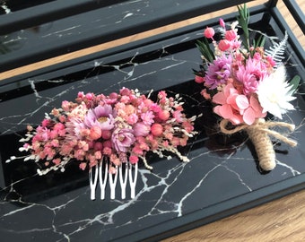 Peigne de cheveux et boutonnière rose avec fleurs séchées.