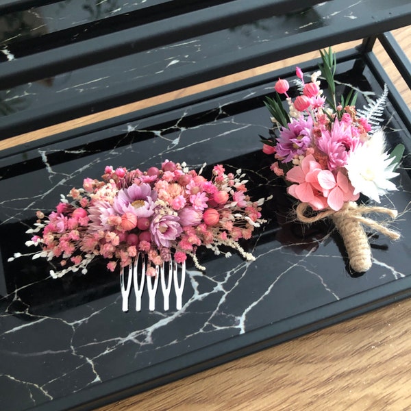 Peigne de cheveux et boutonnière rose avec fleurs séchées.