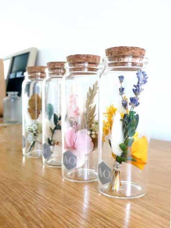 Petites Fioles et Leurs Bouquets de Fleurs Séchées
