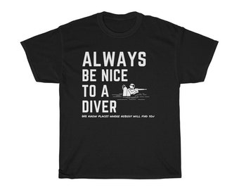 Könnte beinhalten: Schwarzes T-Shirt mit weißem Text, der lautet "Always be nice to a diver. We know places where nobody will find you."  Oberhalb des Textes ist eine weiße Silhouette eines Tauchers mit einer Harpune zu sehen.