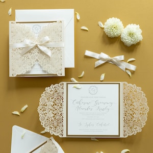 クリーム色のウェディング カードは封筒が付いているレーザー カットの結婚式の招待状の紙をカットしました