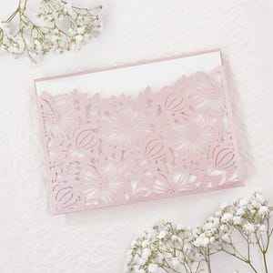 Sobre de invitación de boda con bolsillo cortado a láser con flores, funda plegable con encaje floral, invitaciones hechas a mano