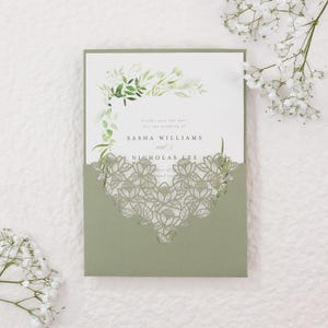 Bolsillos de boda cortados a láser verde salvia, bolsillos de invitación con encaje floral, invitaciones de boda con bolsillo, corazón de flor