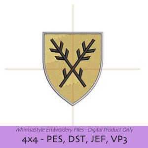 Könnte beinhalten: Ein goldfarbenes, schildförmiges Stickdesign mit einem schwarzen, gekreuzten Astmuster. Das Design ist silberfarben umrandet. Der Text "WhimsaStyle Embroidery Files - Digital Product Only" und "4x4 - PES, DST, JEF, VP3" steht unten.