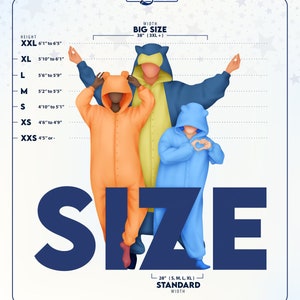 Puede incluir: Ilustraci&oacute;n de tres personas con pijamas de una pieza con tem&aacute;tica de animales en naranja, amarillo y azul. La imagen incluye tablas de tallas para altura y ancho, con el texto "SIZE" en un lugar destacado. El ancho es de 96.5 cm (3XL+).