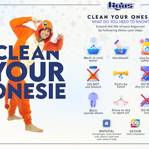 Puede incluir: Imagen de un kigurumi naranja con un dise&ntilde;o de personaje de dibujos animados con instrucciones de cuidado. El texto "CLEAN YOUR ONESIE" es prominente. Las instrucciones incluyen lavar en agua fr&iacute;a, lavar a mano y usar suavizante.