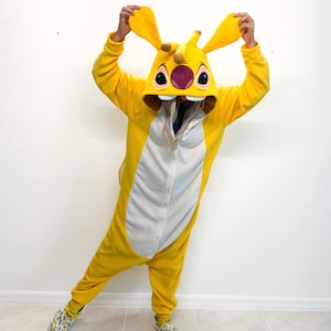 Pijama Kigurumi de Alien con Sándwiches: Polar ultrasuave para estar en casa, cosplay y dormir. Diseño de criatura espacial divertida.