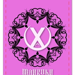 Pode incluir: Um cart&atilde;o rosa com um design decorativo preto e branco que apresenta uma letra X estilizada. O texto "MAHRUKA" est&aacute; impresso em branco na parte inferior do cart&atilde;o.