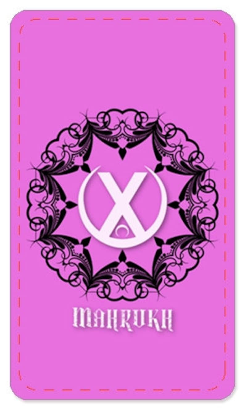 Pode incluir: Um cart&atilde;o rosa com um design decorativo preto e branco que apresenta uma letra X estilizada. O texto "MAHRUKA" est&aacute; impresso em branco na parte inferior do cart&atilde;o.