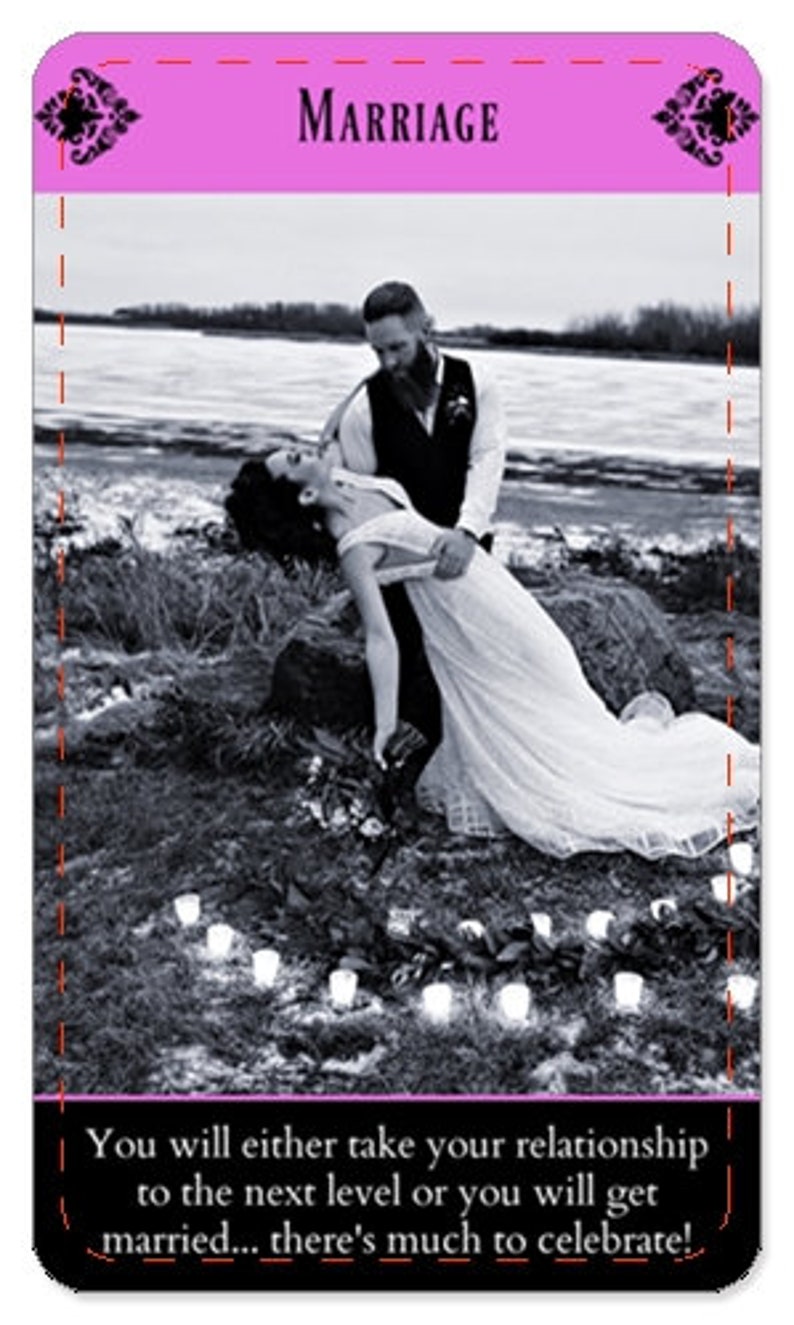 Pode incluir: Uma fotografia a preto e branco de um casal a casar. A noiva est&aacute; vestida de branco e o noivo est&aacute; de fato. Eles est&atilde;o em p&eacute; numa praia com uma massa de &aacute;gua ao fundo. H&aacute; velas acesas no ch&atilde;o &agrave; volta deles. O texto "MARRIAGE" est&aacute; no topo da imagem. O texto "You will either take your relationship to the next level or you will get married... there's much to celebrate!" est&aacute; na parte inferior da imagem.