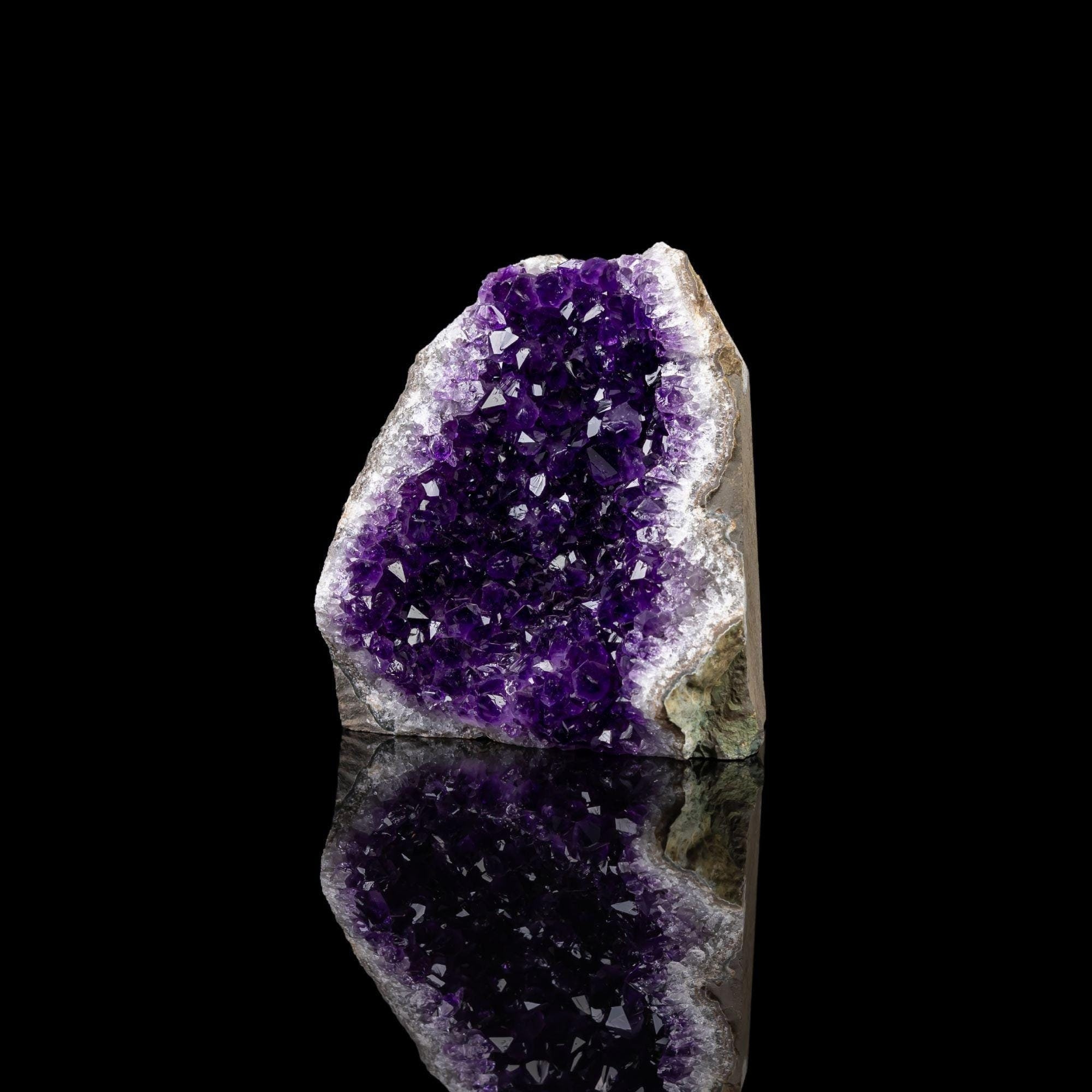 ブラジル産の特大アメジストカテドラルカットベースクリスタル 6.29