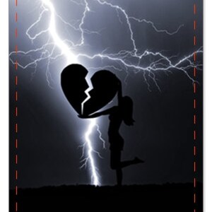Pode incluir: Uma silhueta preta de uma pessoa segurando um cora&ccedil;&atilde;o partido contra um fundo escuro com um raio branco. O texto "STAR-CROSSED LOVERS" est&aacute; no topo da imagem. O texto abaixo da imagem diz "Voc&ecirc;s dois v&atilde;o querer estar juntos, mas sentem que as estrelas est&atilde;o trabalhando contra voc&ecirc;s... talvez seja um mau momento."
