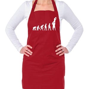 Könnte beinhalten: Rote Schürze mit einem weißen Design der Evolution des Menschen, die mit einem Mann endet, der einen Fußball hält.