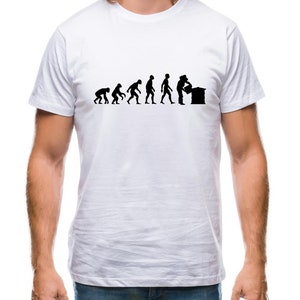 Może przedstawiać: Biały t-shirt z czarnym nadrukiem przedstawiającym ewolucję człowieka, kończącą się na pszczelarzu dbającym o ul.