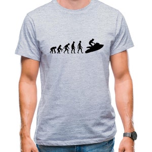 Puede incluir: Una camiseta gris con una silueta negra de la evolución del hombre, que termina con una persona montando una moto de agua.