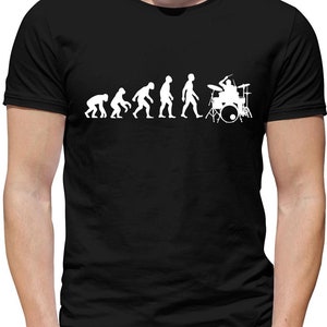 Könnte beinhalten: Ein schwarzes T-Shirt mit einer weißen Grafik der Evolution des Menschen, die mit einer Strichmännchenfigur endet, die Schlagzeug spielt.