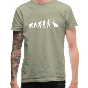 Może przedstawiać: Jasnozielony t-shirt z białym nadrukiem przedstawiającym ewolucję człowieka, kończącą się na nurku.