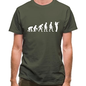 Könnte beinhalten: Ein dunkelgrünes T-Shirt mit einer weißen Silhouette der Evolution des Menschen, die mit einem Mann endet, der Trompete spielt.