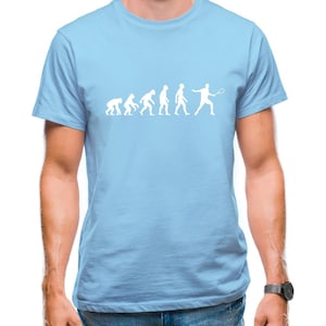 Op de afbeelding: Een lichtblauw t-shirt met een wit silhouet van de evolutie van de mens, eindigend met een man die squash speelt.