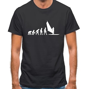 Peut inclure: Un t-shirt noir avec une silhouette blanche de l'évolution de l'homme, se terminant par une personne faisant de la planche à voile.