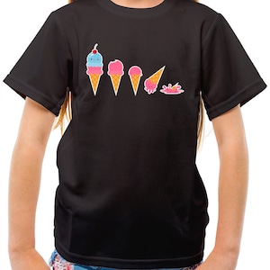 Puede incluir: Camiseta negra con un gráfico de cuatro conos de helado. Los tres primeros conos están en posición vertical, mientras que el último cono está tumbado de lado con el helado derritiéndose.