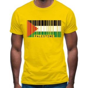 Op de afbeelding: Een geel T-shirt met een barcode-ontwerp met de kleuren van de Palestijnse vlag en het woord "PALESTINE" gedrukt onder de barcode.