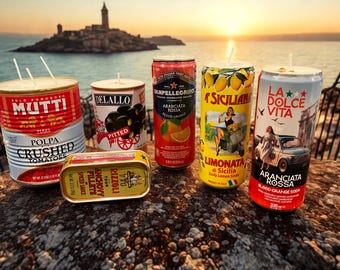 Dale un toque de encanto italiano a tu hogar con exclusivas velas de soja hechas a mano con diversos aromas elaborados en latas italianas reutilizadas.