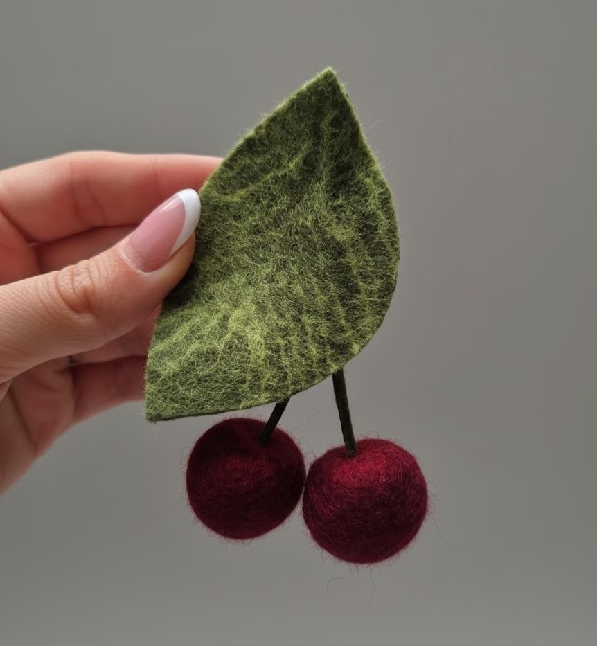 Broche Vintage Charmante - Enfant Avec Panier De Cerises En Métal Doré - Occasion