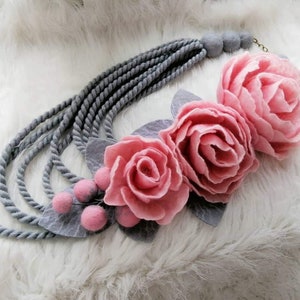 Felt necklace Wool felted jewelry Flower necklace Grey pink necklace Felted necklace Felted flowers jewelry Designer necklace Vegan necklace