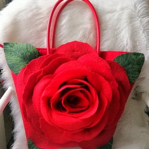 Gefilzte Rosen Tasche Handtasche Gefilzte Handtasche Gefilzte Handtasche Beutel für Frauen Blumen Tasche Rote Tasche Vegan Tasche Die Tasche ist große Rosen Tasche