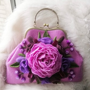 sac pour femme avec décoration florale feutrée Sac à main en feutre Sac à main en feutre Sac à fleurs en feutre Sac à main pour femme Sac à fleurs Sac design Sac vegan