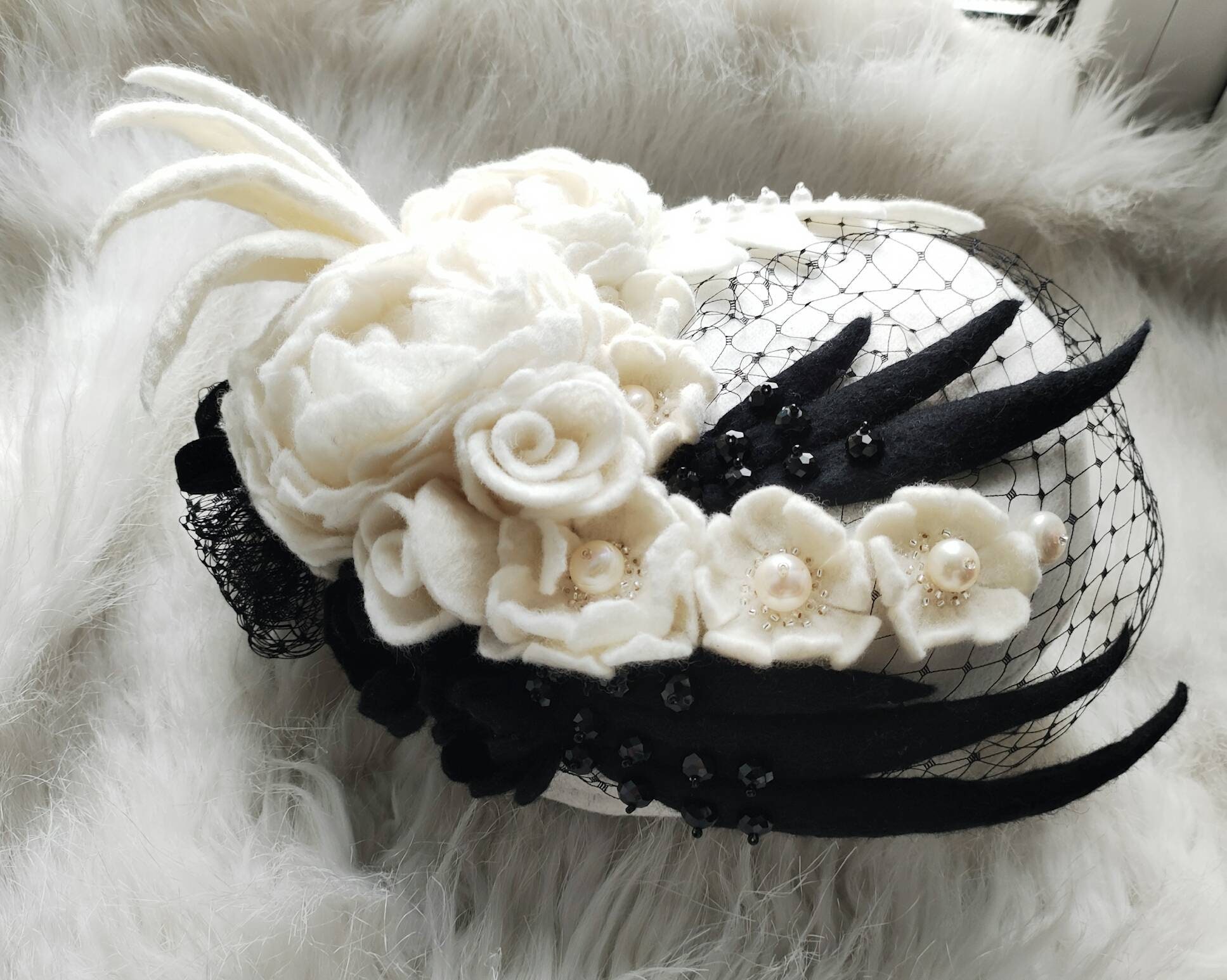 Women\'s Wool Felt Flower Pillbox Hat British Wedding Church Derby Hats White Felted Pillbox Hat: White Floral Derby Hat, Retro Wedding  main image 4