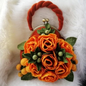 Sac à main en feutre Sac feutré Sac fleurs en feutre Sac à main en laine feutré Sac en feutre Sac pour femmes avec décor design Sac à main feutré Sac et ensemble broche
