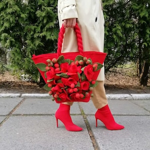 Große Damentasche mit gefilztem Blumendekor. Gefilzte Handtasche. Gefilzte Tasche. Filzblumentasche. Handtasche für Frauen. Blumentasche. Designertasche. Vegane Tasche