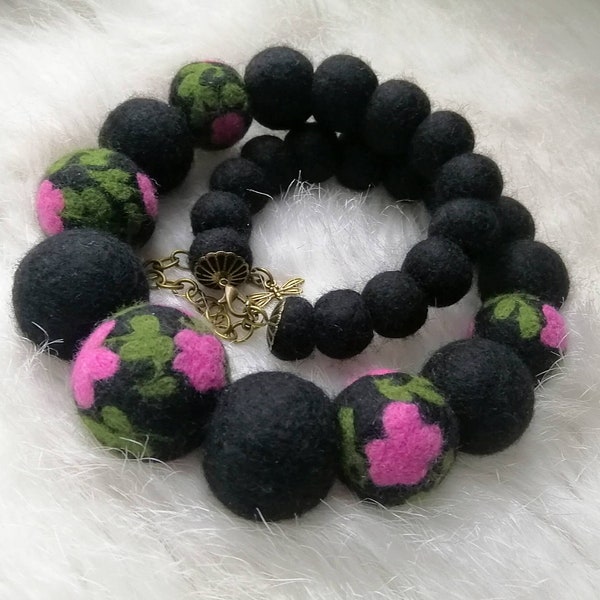 Filz Pom-Poms Halskette Wolle Schmuck Folklore Halskette Gefilzte Kugeln Halskette Gefilzte Halskette Gefilzte Schmuck Blumen-Halskette Schwarze Halskette Bälle