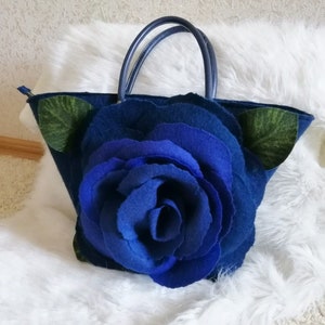 Große Damen Tasche mit gefilzter Rose Dekor Gefilzte Handtasche Gefilzte Geldbörse Filz Blumen Tasche Hand Tasche für Frauen Blumen Tasche Designertasche Vegan Tasche