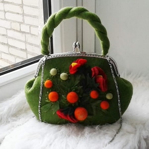 Grüne Mini Umhängetasche Gefilzte Tomaten und gefilzte Beeren auf einer Tasche Gefilzte Tasche Filz Schultertasche Filz Damentasche GemüseTasche