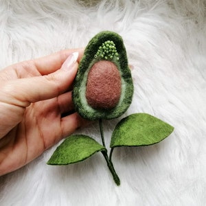 Broche de aguacate de fieltro: broche de fruta de lana hecho a mano