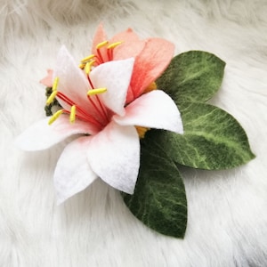 Spilla infeltrita Lily pin Gioielli in feltro Wool felt pin Feltro spilla in feltro Spilla Lily spilla Lana spilla in feltro Lana spilla da sposa Spilla da sposa per donna