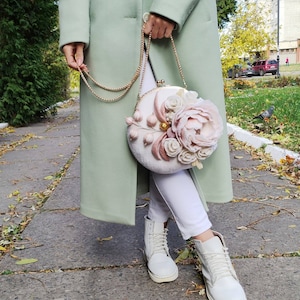 Braut Clutch weiße Schultertasche weiß Blumen Crossbody Tasche 30. Geburtstag Geschenk für sie Vegane Tasche Blumentasche Weiße Tasche Hochzeitstasche Filztasche