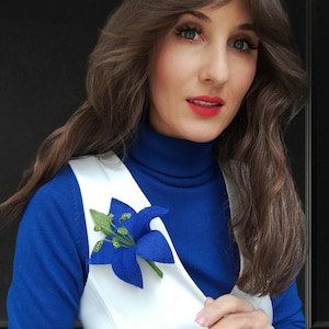 Spilla giglio Spilla in feltro Spilla fiore in feltro Spilla giglio Spilla fiore Accessorio donna in feltro Spilla fiore in feltro Spilla blu Spilla fiore blu