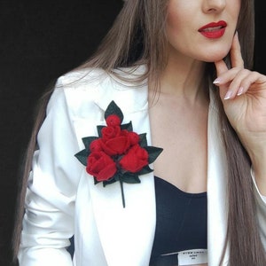 Felted brooch Rose pin Felt flower brooch Felt flower brooch Felt pin Floral Felt brooch Flower and berries brooch Brooch for women red pin