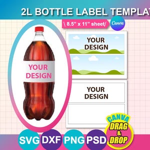 Puede incluir: Una plantilla de etiqueta de botella de 2L con un gráfico de botella de refresco. La etiqueta dice "YOUR DESIGN" y está rodeada por un óvalo rosa y azul. La plantilla incluye dos diseños de etiquetas y el texto "CANVA DRAG & DROP".
